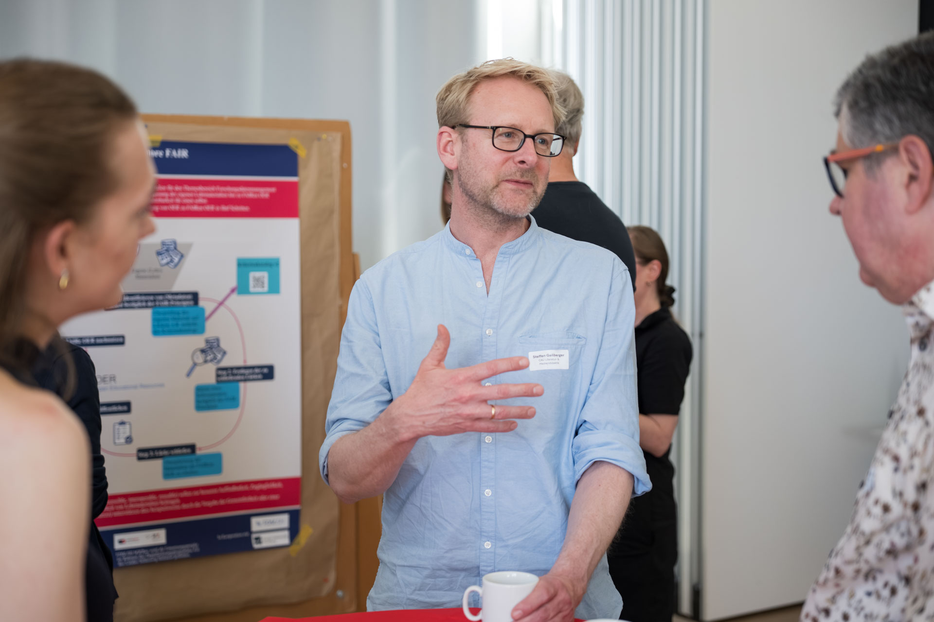 drei Personen im Gespräch während des Gallery Walks